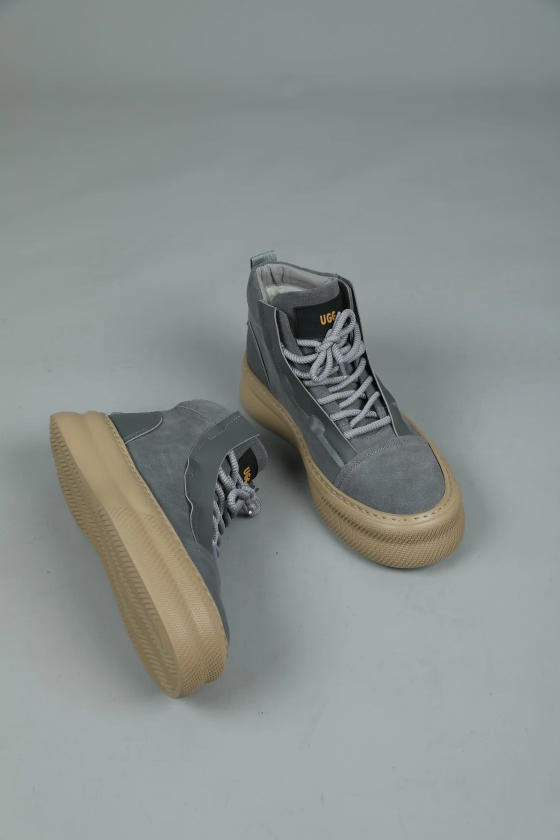 Men's shoes 💰600 IUGGI handsome double-sided short boots. I was attracted by it at first sight. Exclusive and original private outsole. Super soft and light rebound. Top layer calfskin grain frosted. Full texture. All sheep fur inside. Size: 39-44 Model 3681